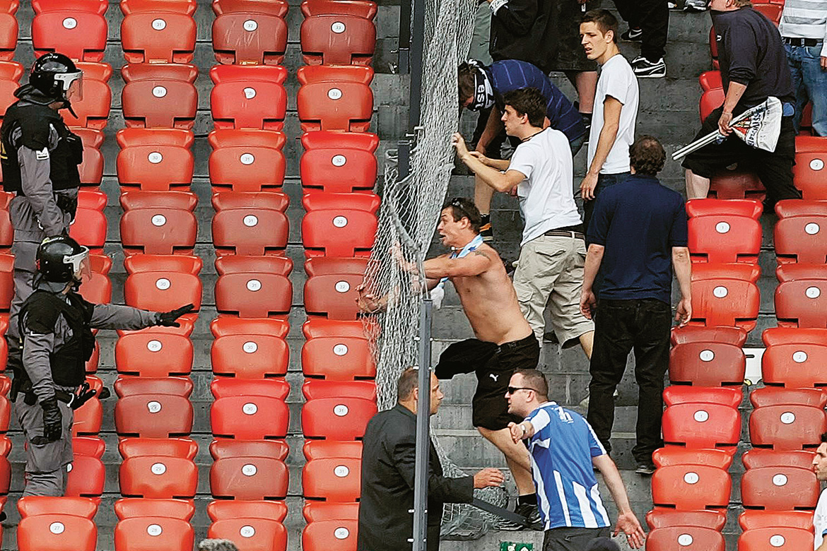 Stade du Letzigrund à Zurich: des hooligans tentent de pénétrer dans le secteur invités.